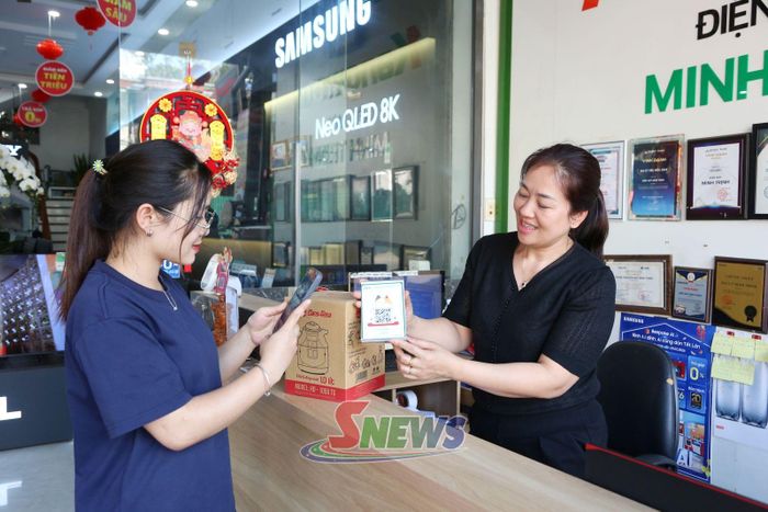 Nhân dân xã Yên Châu thực hiện thanh toán không dùng tiền mặt.