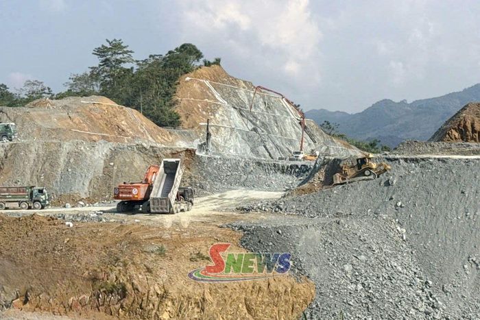 Thi công tuyến cao tốc Mộc Châu - Hòa Bình địa phận tỉnh Sơn La.