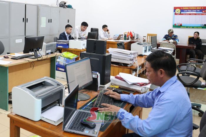 Công chức Phòng Kinh tế xã Tà Xùa triển khai các nhiệm vụ.