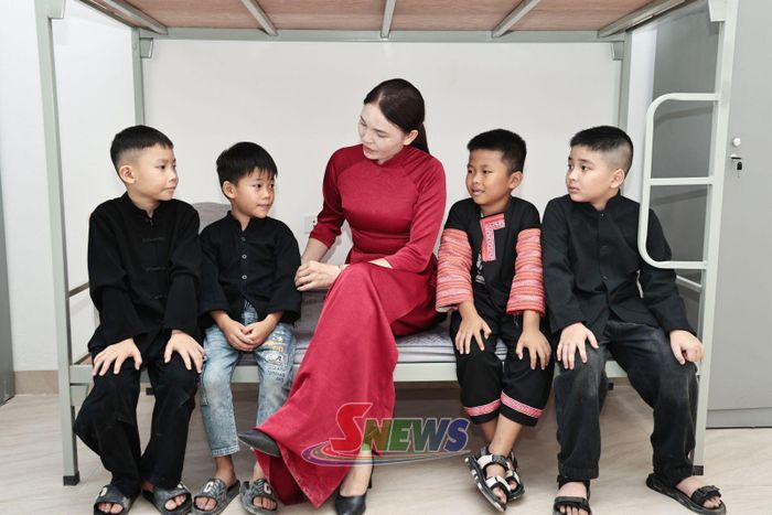 Cô giáo động viên học sinh Trường Phổ thông nội trú Tiểu học và THCS Chiềng Khương ngày đầu nhập học trường mới.