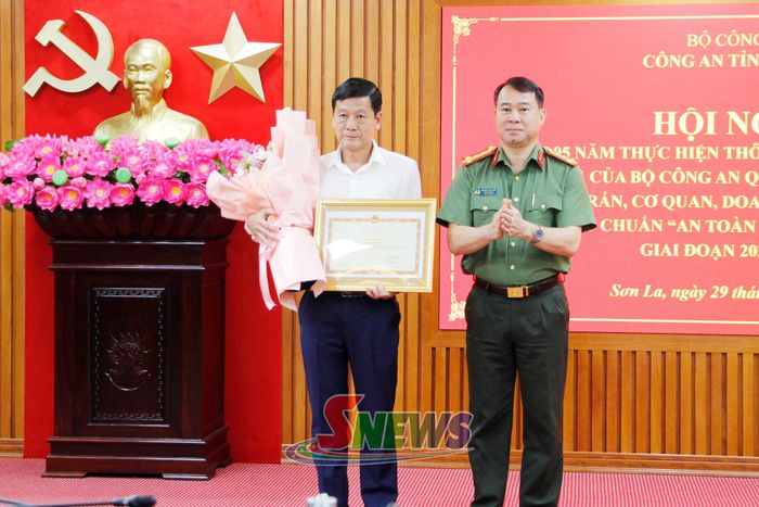 Lãnh đạo Công an tỉnh chuyển trao Bằng khen của Bộ trưởng Bộ Công an cho Sở Tài chính.