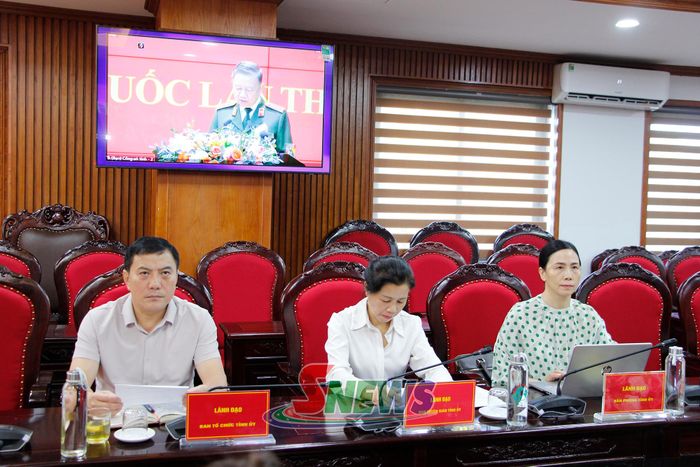 Lãnh đạo các sở, ngành dự hội nghị.