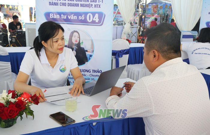 Chuyên gia tư vấn cho đại diện HTX.