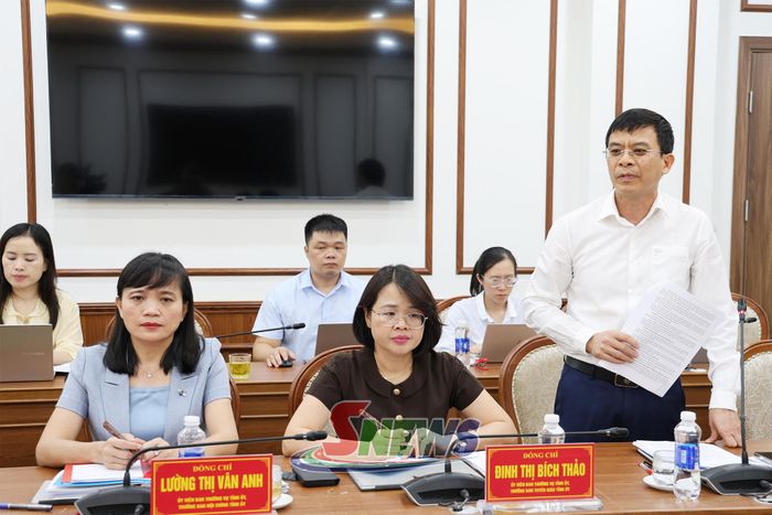 Đồng chí Giám đốc Sở Xây dựng báo cáo tại hội nghị.