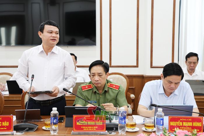 Đồng chí Phó Chủ tịch UBND tỉnh báo cáo tại hội nghị.