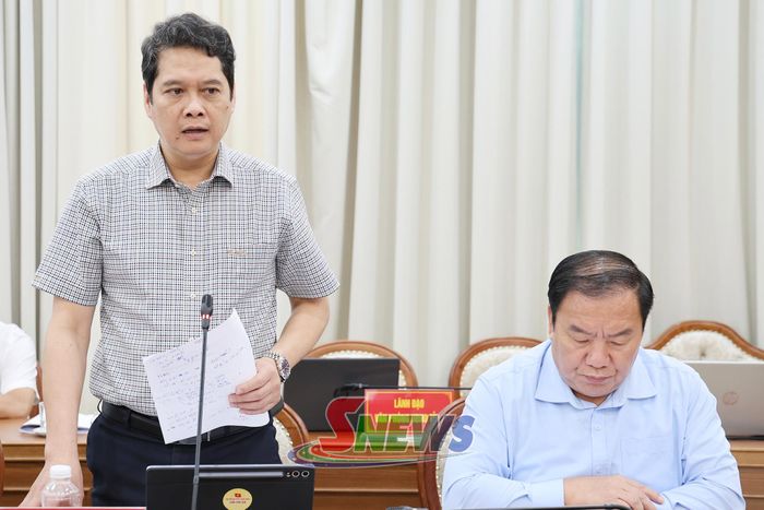Đồng chí Phó Chủ tịch Thường trực HĐND tỉnh phát biểu tại hội nghị.