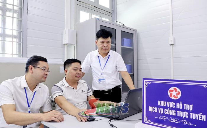 Cán bộ Trung tâm Phục vụ hành chính công xã Song Khủa hướng dẫn người dân thao tác, sử dụng dịch vụ công trực tuyến. 