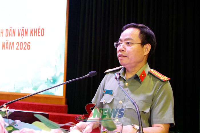 Đồng chí Phó Cục trưởng Cục Xây dựng phong trào bảo vệ An ninh Tổ quốc phát biểu tại hội nghị.