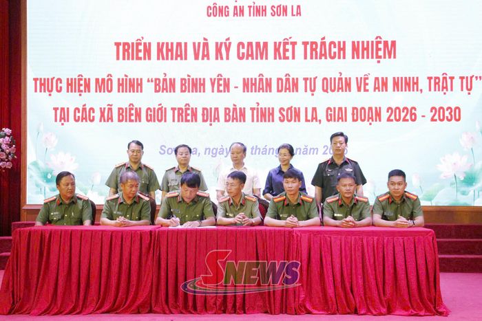 Đại diện 13 Công an xã biên giới ký cam kết thực hiện mô hình.