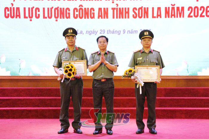 Lãnh đạo Cục Xây dựng phong trào bảo vệ An ninh Tổ quốc chuyển trao Bằng khen cho các tập thể, cá nhân.