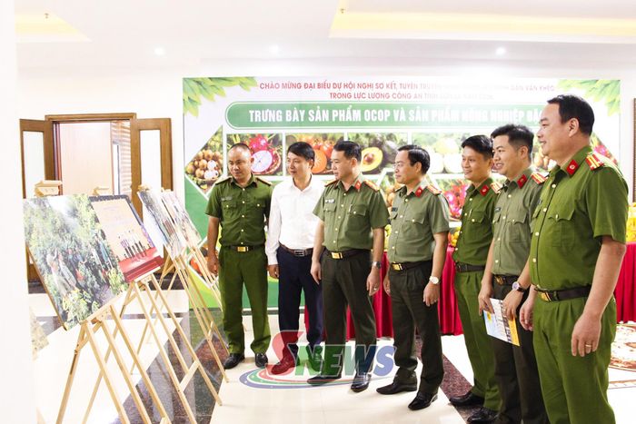 Các đại biểu tham quan triển lãm ảnh về mô hình dân vận khéo Công an Sơn La.