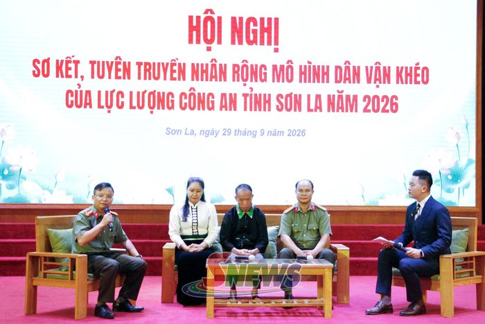 Giao lưu với điển hình trong mô hình dân vận khéo.