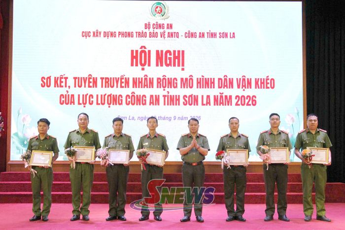 Các tập thể, cá nhân nhận giấy khen của Giám đốc Công an tỉnh.