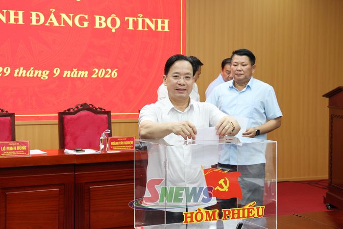 Các đồng chí lãnh đạo tỉnh bỏ phiếu giới thiệu nhân sự bầu cử chức danh Ủy viên Ủy ban Kiểm tra Tỉnh ủy khóa XVI.