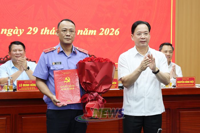Đồng chí Bí thư Tỉnh ủy chuyển trao quyết định của Ban Bí thư đối với đồng chí Vũ Trung Thành, Viện trưởng Viện Kiểm sát nhân dân tỉnh.