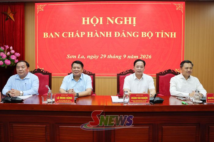 Các đồng chí trong Thường trực Tỉnh ủy chủ trì hội nghị.