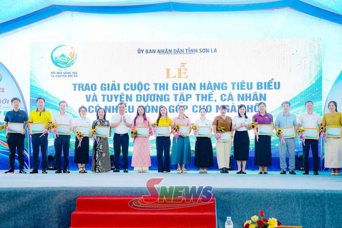 Đồng chí Phó Chủ tịch Thường trực UBND tỉnh trao chứng nhận cho các đơn vị tham gia Ngày hội.