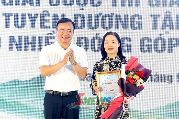 Đồng chí Phó Chủ tịch Thường trực UBND tỉnh tặng giải Nhất cho đội Trường THPT Chuyên Sơn La.