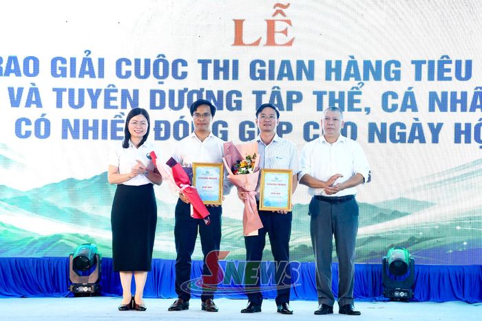 Ban Tổ chức trao giải Nhì cho đơn vị Viettel Sơn La và VNPT Sơn La.