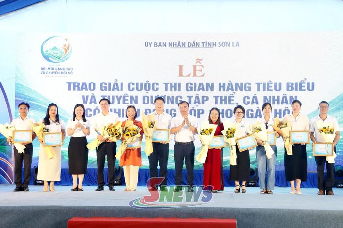Lãnh đạo UBND tỉnh và Sở Khoa học Công nghệ tặng hoa cảm ơn các chuyên gia.
