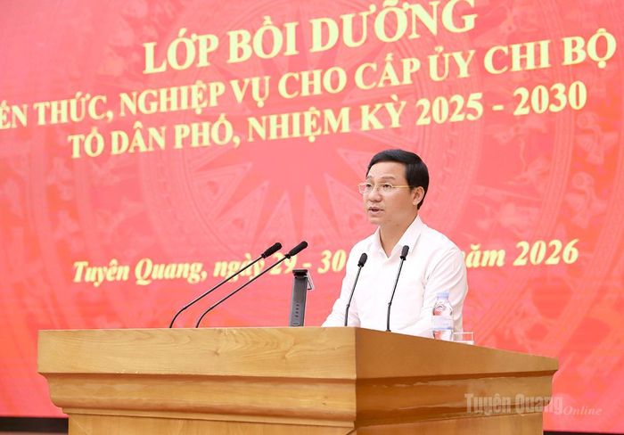 Phó Trưởng ban Tổ chức Tỉnh uỷ Nguyễn Thành Trung phát biểu khai mạc lớp bồi dưỡng.