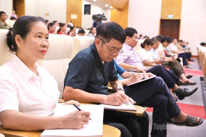 Các đồng chí cấp uỷ viên chi bôn thôn, tổ dân phố tham gia bồi dưỡng tại điểm cầu tỉnh học tập các chuyên đề được truyền đạt.