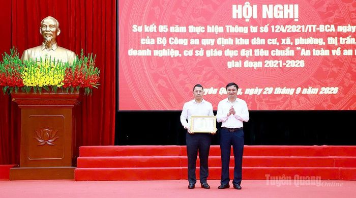 Thừa ủy quyền của Bộ trưởng Bộ Công an, Phó Chủ tịch UBND tỉnh Đỗ Anh Tuấn trao Bằng khen của Bộ Công an cho cán bộ và Nhân dân xã Yên Nguyên.