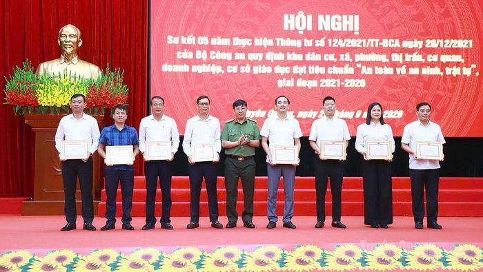 Lãnh đạo Công an tỉnh trao Giấy khen cho các tập thể có thành tích xuất sắc trong thực hiện Thông tư số 124/2021/TT-BCA.