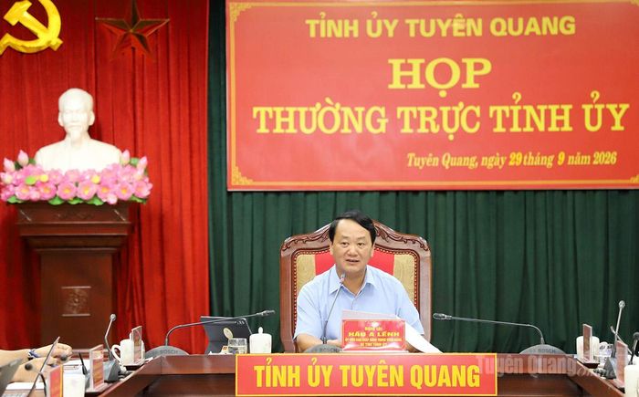 Bí thư Tỉnh ủy Hầu A Lềnh phát biểu kết luận phiên họp.