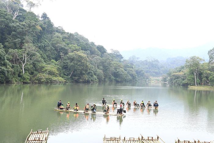 Du khách trải nghiệm bơi mảng trên hồ Nà Nưa.