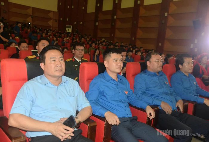 Đồng chí Nguyễn Bình Minh, Phó Giám đốc Báo và phát thanh, truyền hình Tuyên Quang cùng lãnh đạo Tỉnh đoàn Tuyên Quang tham dự Lễ trao giải.