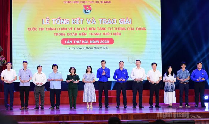  Đại diện Ban Bí thư Trung ương Đoàn TNCS Hồ Chí Minh trao biểu trưng cho Hội đồng Ban giám khảo Cuộc thi.