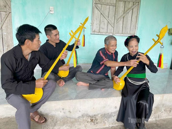 Ông Hòe tận tình hướng dẫn các thành viên trong CLB.
