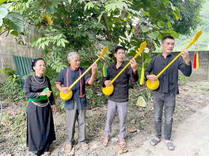 Một buổi tập luyện của ông Hòe và các thành viên trong CLB hát Then, đàn Tính xã Hàm Yên.