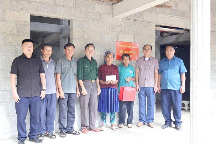 Lãnh đạo xã Thắng Mố trao số tiền hỗ trợ từ Quỹ Vì người nghèo cho gia đình.