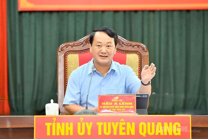 Đồng chí Bí thư Tỉnh ủy Hầu A Lềnh phát biểu tại hội nghị.