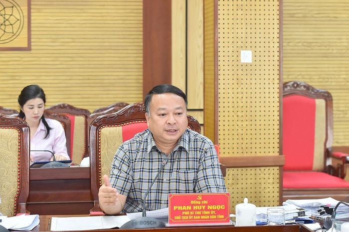 Đồng chí Chủ tịch UBND tỉnh Phan Huy Ngọc phát biểu tại hội nghị.