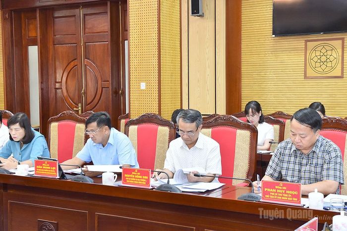 Đồng chí Phó Bí thư Tỉnh ủy, Chủ tịch UBND tỉnh Phan Huy Ngọc và các đại biểu dự hội nghị.
