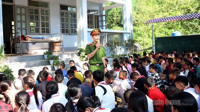 Công an xã Niêm Sơn tuyên truyền pháp luật về trật tự an toàn giao thông cho học sinh.