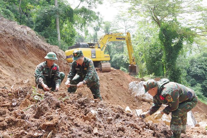 Lực lượng tìm kiếm đánh dấu vị trí, tìm kiếm các di vật nghi có hài cốt liệt sĩ để tiếp tục khảo sát, xác minh.