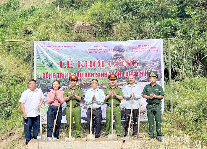 Các đại biểu và đại diện đơn vị tài trợ thực hiện nghi thức khởi công công trình cầu dân sinh tại thôn Lùng Chin Hạ, xã Thàng Tín.