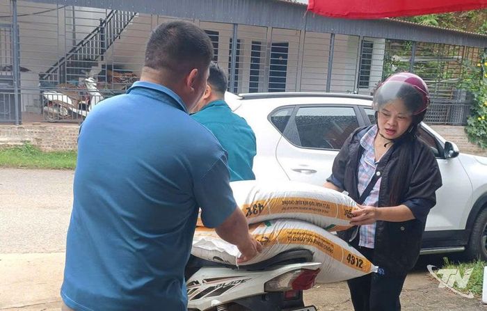 Người dân xã Bạch Thông tham gia dự án nuôi vịt bầu cổ xanh thương phẩm được tập huấn kỹ thuật, cấp con giống và hỗ trợ thức ăn hỗn hợp cho vật nuôi.