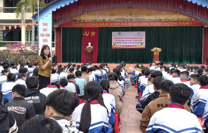Đoàn Luật sư tỉnh tuyên truyền, phổ biến pháp luật tại Trường THCS Trung Hội.