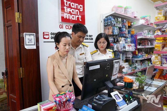 Cán bộ Thuế tích cực hướng dẫn, hỗ trợ hộ kinh doanh thực hiện tự kê khai thuế.