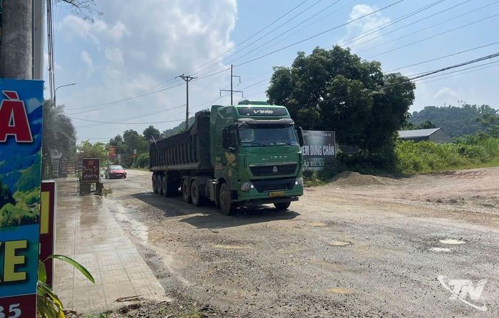 Để giảm thiểu tình trạng bụi, các hộ dân sống dọc tuyến đường phải thường xuyên tưới nước để hạn chế ảnh hưởng đến sinh hoạt hàng ngày.