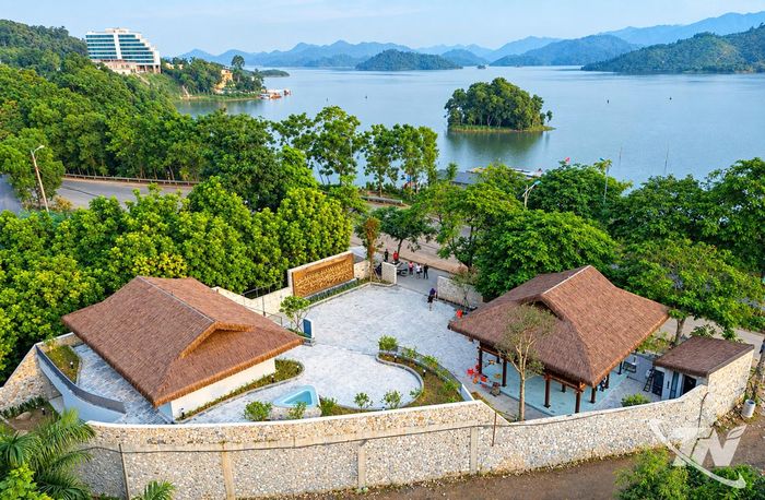 Bên hồ Núi Cốc, Di tích lịch sử Quốc gia Trường dạy làm báo Huỳnh Thúc Kháng là nơi các thế hệ người làm báo tìm về nguồn cội, đồng thời là điểm tham quan giàu giá trị lịch sử, văn hóa của Thái Nguyên.