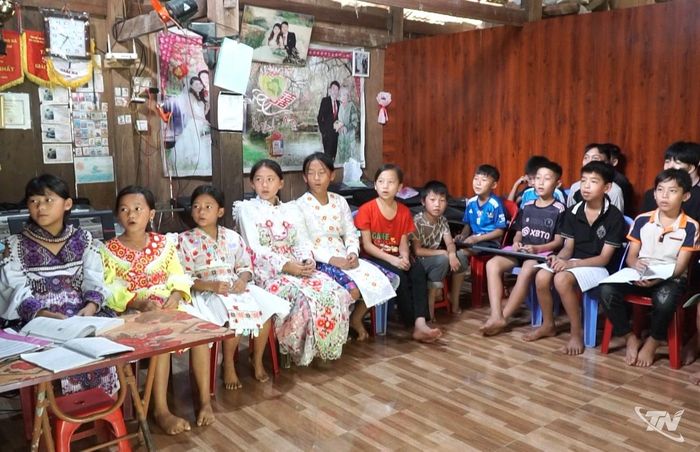 Các em nhỏ người Mông say sưa luyện hát.