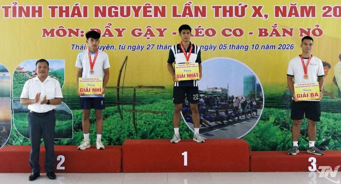 Ban Tổ chức trao giải cho các vận động viên có thành tích thi đấu xuất sắc.