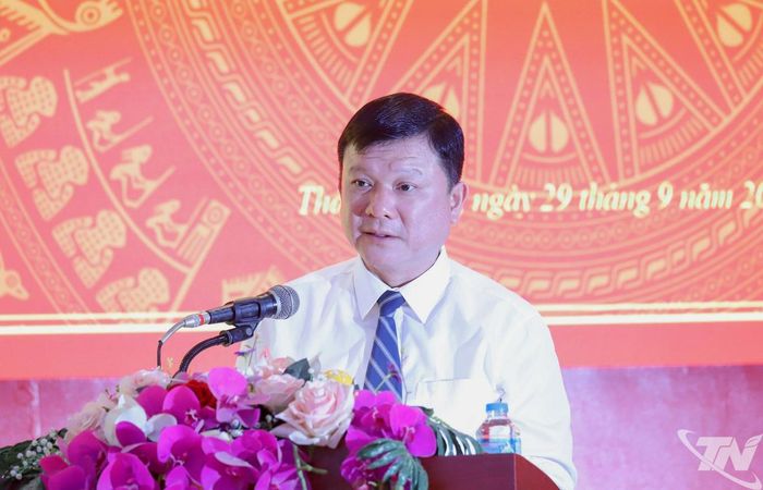 Đồng chí Hoàng Văn Hùng, Bí thư Đảng ủy, Giám đốc ĐHTN, phát biểu nhận nhiệm vụ.