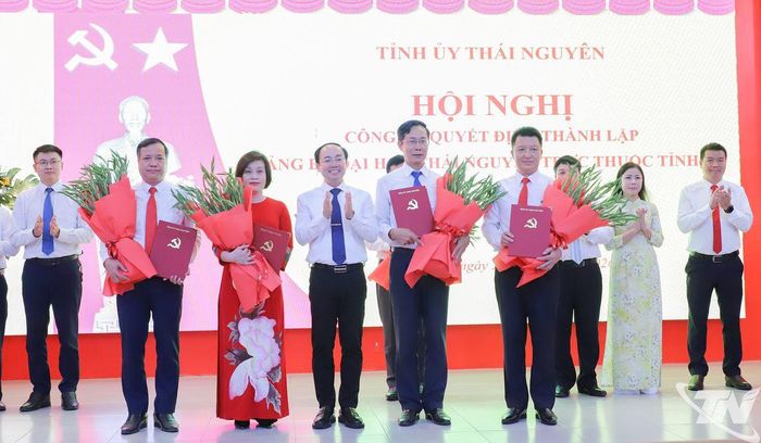 Đồng chí Nguyễn Đăng Bình trao quyết định chỉ định Ban Chấp hành Đảng bộ, Ban Thường vụ, Bí thư, Phó Bí thư Đảng ủy ĐHTN, nhiệm kỳ 2025-2030.